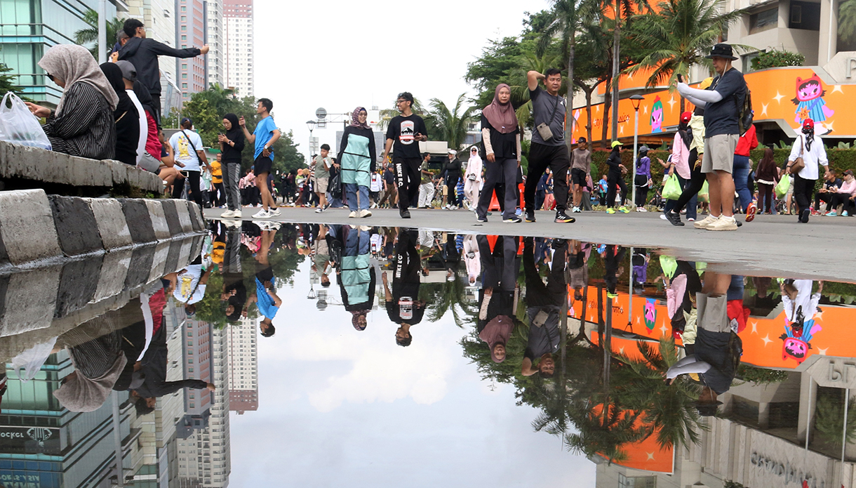 Warga berolahraga saat Hari Bebas Kendaraan Bermotor (HBKB) di Jalan Jenderal Sudirman, Jakarta, Minggu (4/1/2026). (Beritanasional.com/Oke Atmaja)