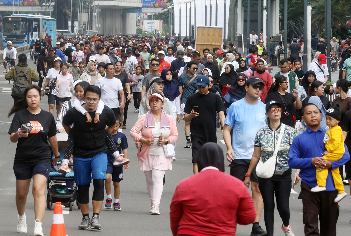 Warga berolahraga saat Hari Bebas Kendaraan Bermotor (HBKB) di Jalan Jenderal Sudirman, Jakarta, Minggu (4/1/2026). (Beritanasional.com/Oke Atmaja)