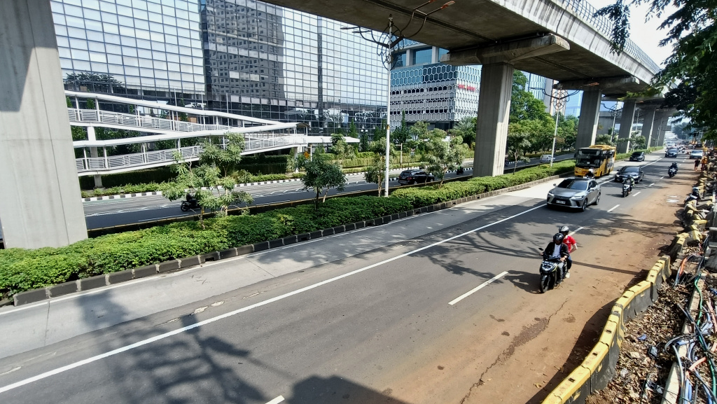 Kendaraan melintas di kawasan Rasuna Said, Jakarta, Minggu (17/5/2026).  (Beritanasional.com/Oke Atmaja)
