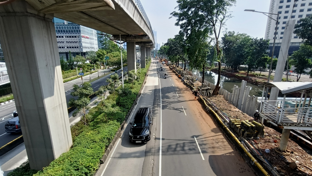 Kendaraan melintas di kawasan Rasuna Said, Jakarta, Minggu (17/5/2026).  (Beritanasional.com/Oke Atmaja)