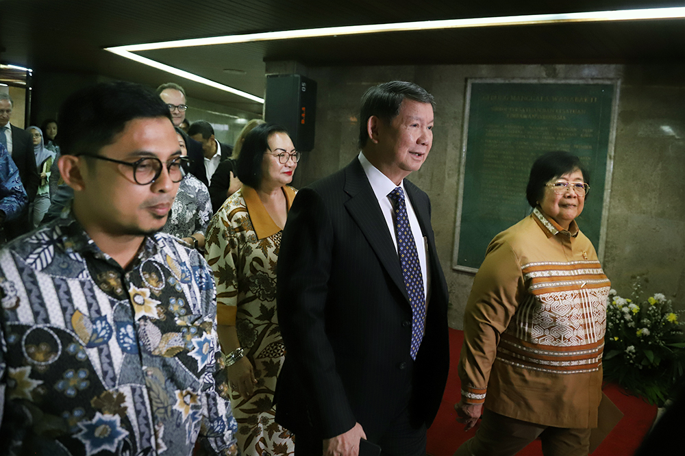 Chairman & CEO Arsari Group Hashim Djojohadikusumo menerima penghargaan dari Menteri  Lingkungan Hidup dan Kehutanan Siti Nurbaya. (BeritaNasional/Elvis Sendouw)