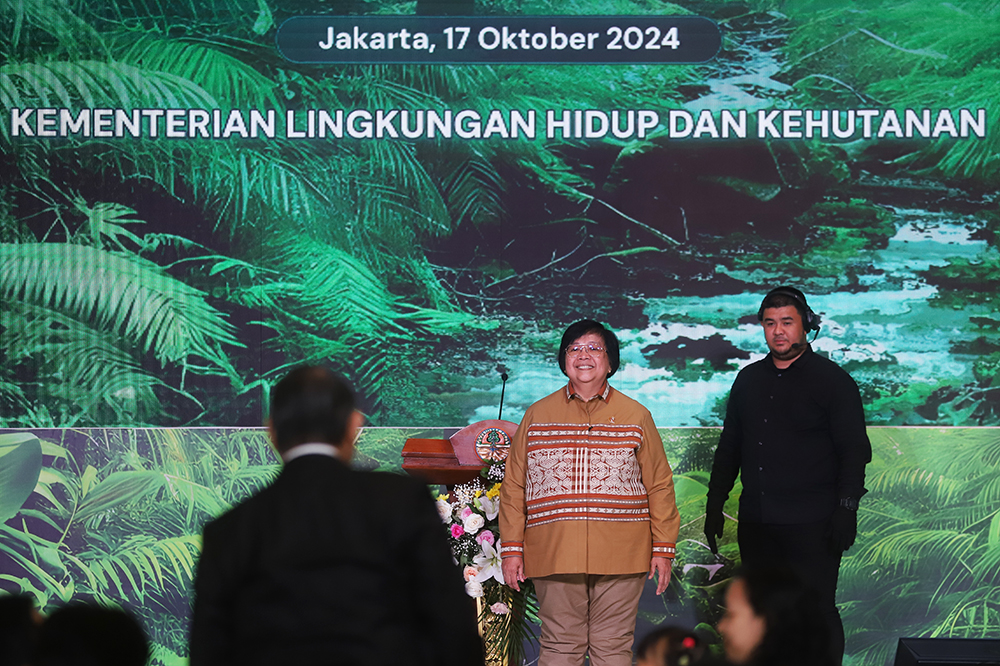 Chairman & CEO Arsari Group Hashim Djojohadikusumo menerima penghargaan dari Menteri  Lingkungan Hidup dan Kehutanan Siti Nurbaya. (BeritaNasional/Elvis Sendouw)