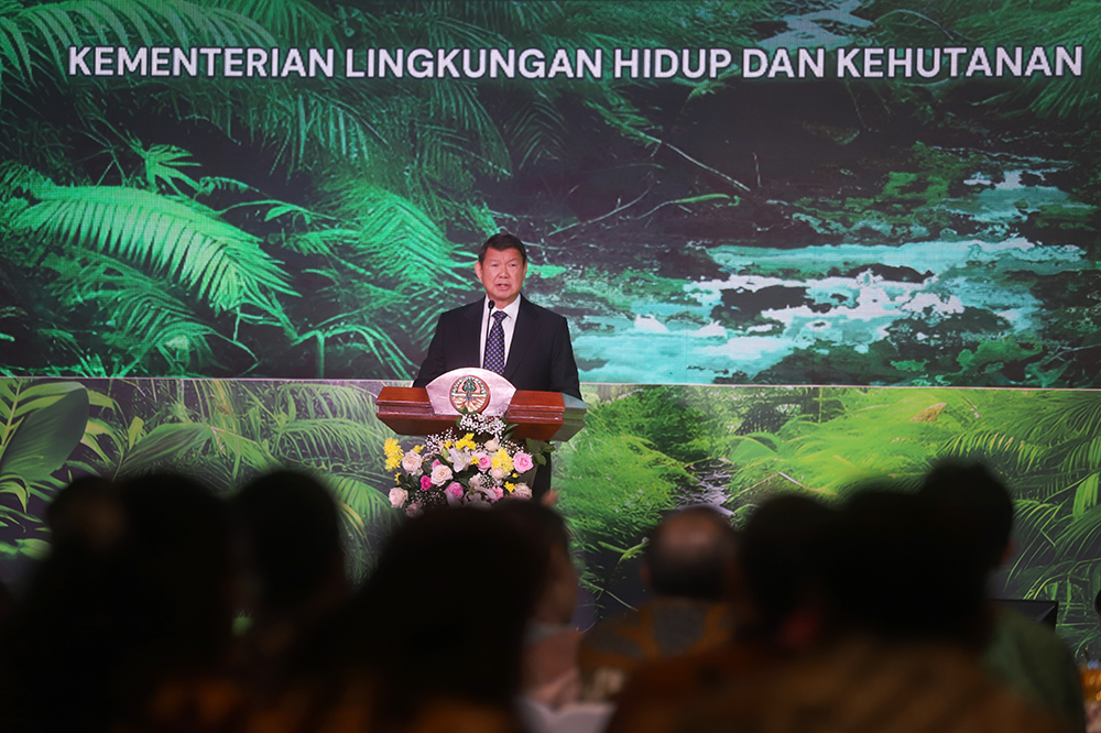 Chairman & CEO Arsari Group Hashim Djojohadikusumo menerima penghargaan dari Menteri  Lingkungan Hidup dan Kehutanan Siti Nurbaya. (BeritaNasional/Elvis Sendouw)