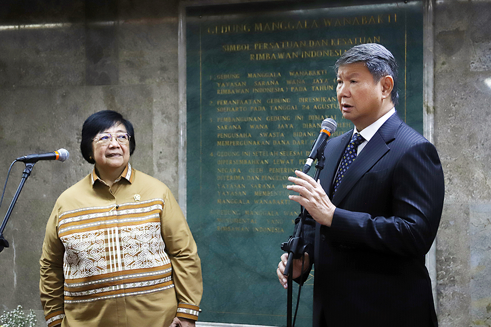 Chairman & CEO Arsari Group Hashim Djojohadikusumo menerima penghargaan dari Menteri  Lingkungan Hidup dan Kehutanan Siti Nurbaya. (BeritaNasional/Elvis Sendouw)