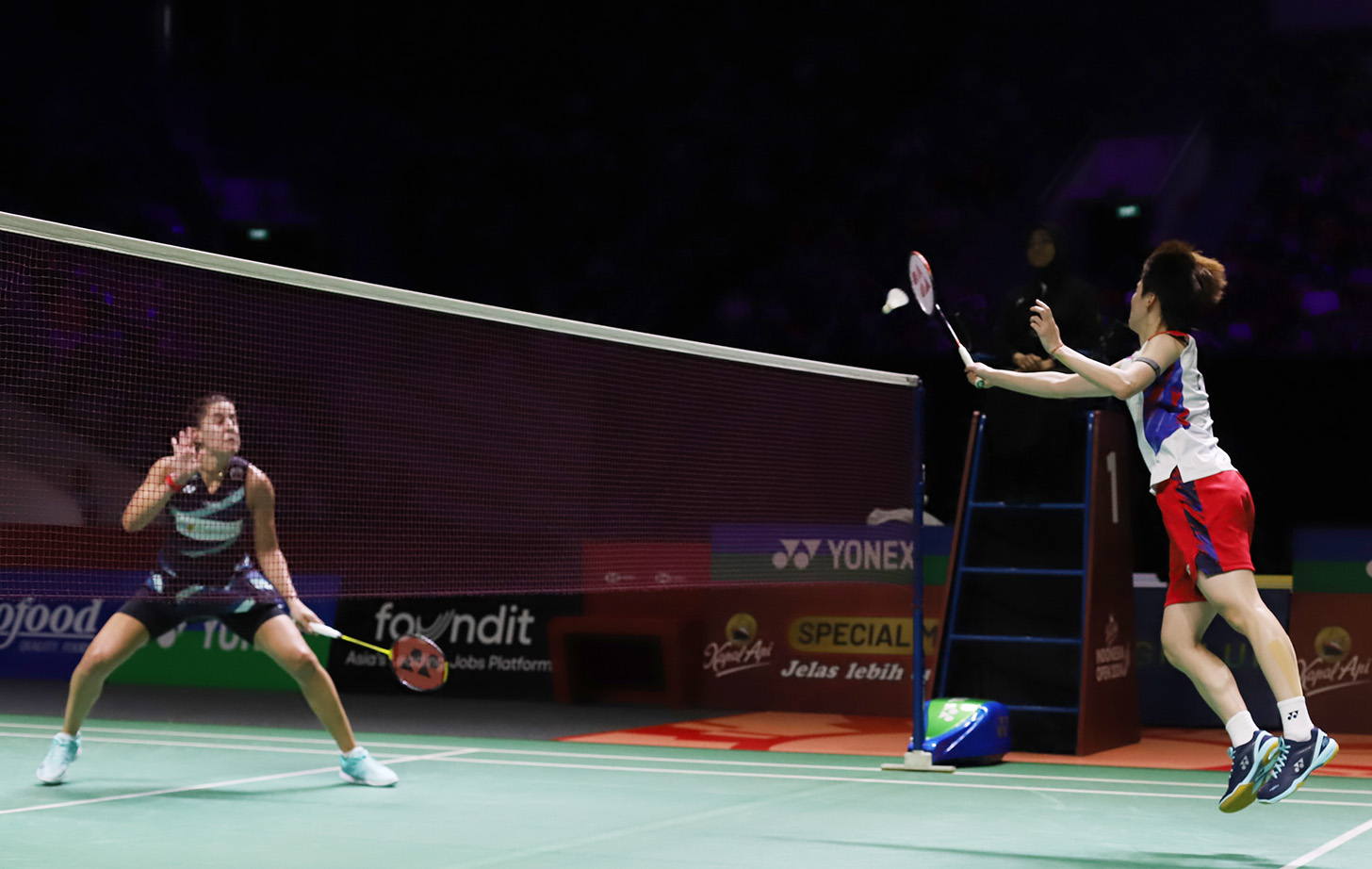 Pebulutangkis Tunggal Putri Spanyol Carolina Marin saat bertanding melawan Pebulutangkis Tunggal Putri China Chen Yu Fei pada semi final Indonesia Open 2024 di Istora, Jakarta, Sabtu (8/6/2024).(BeritaNasional.Com/Oke Atmaja)