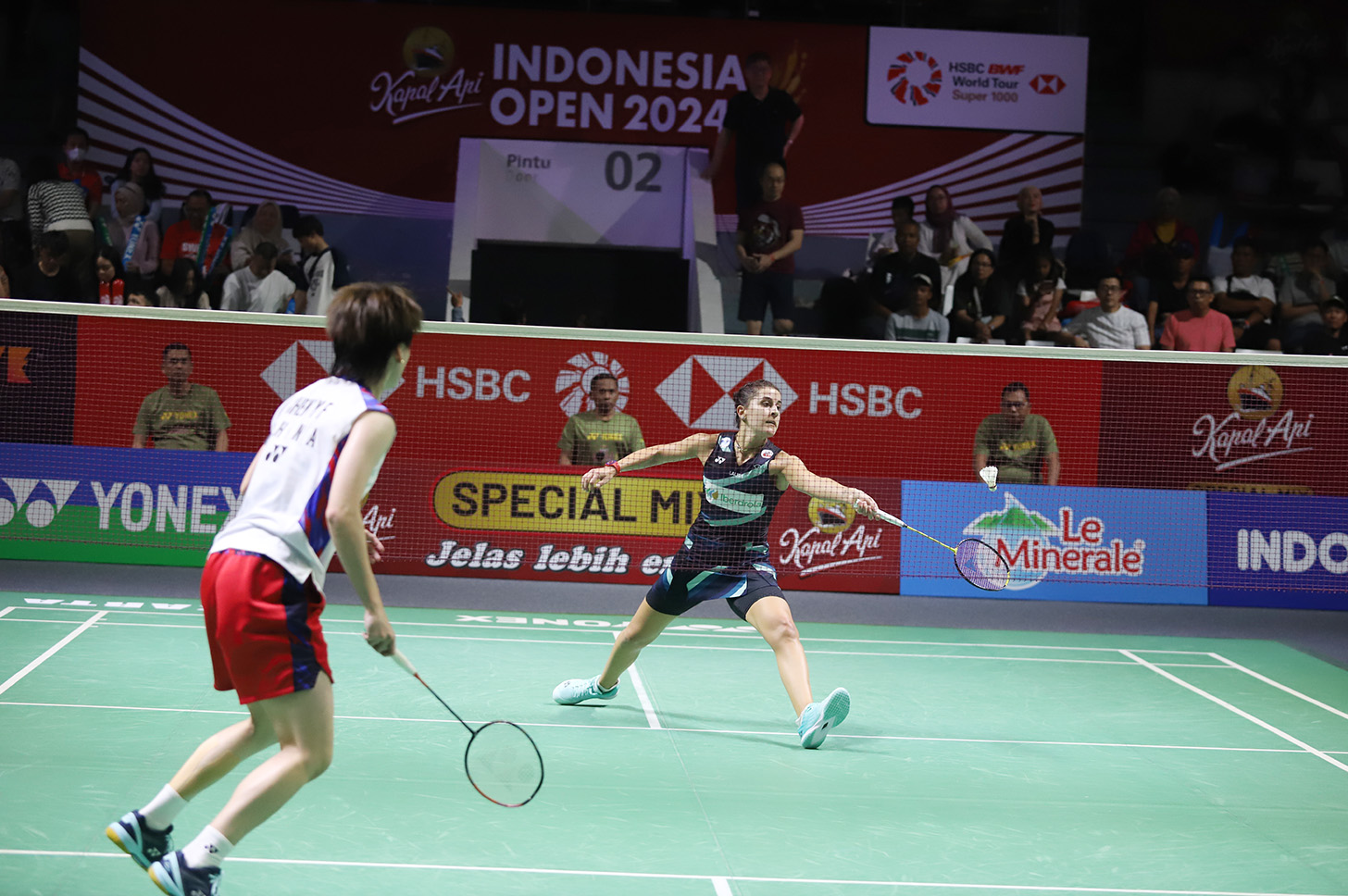 Pebulutangkis Tunggal Putri Spanyol Carolina Marin saat bertanding melawan Pebulutangkis Tunggal Putri China Chen Yu Fei pada semi final Indonesia Open 2024 di Istora, Jakarta, Sabtu (8/6/2024).(BeritaNasional.Com/Oke Atmaja)