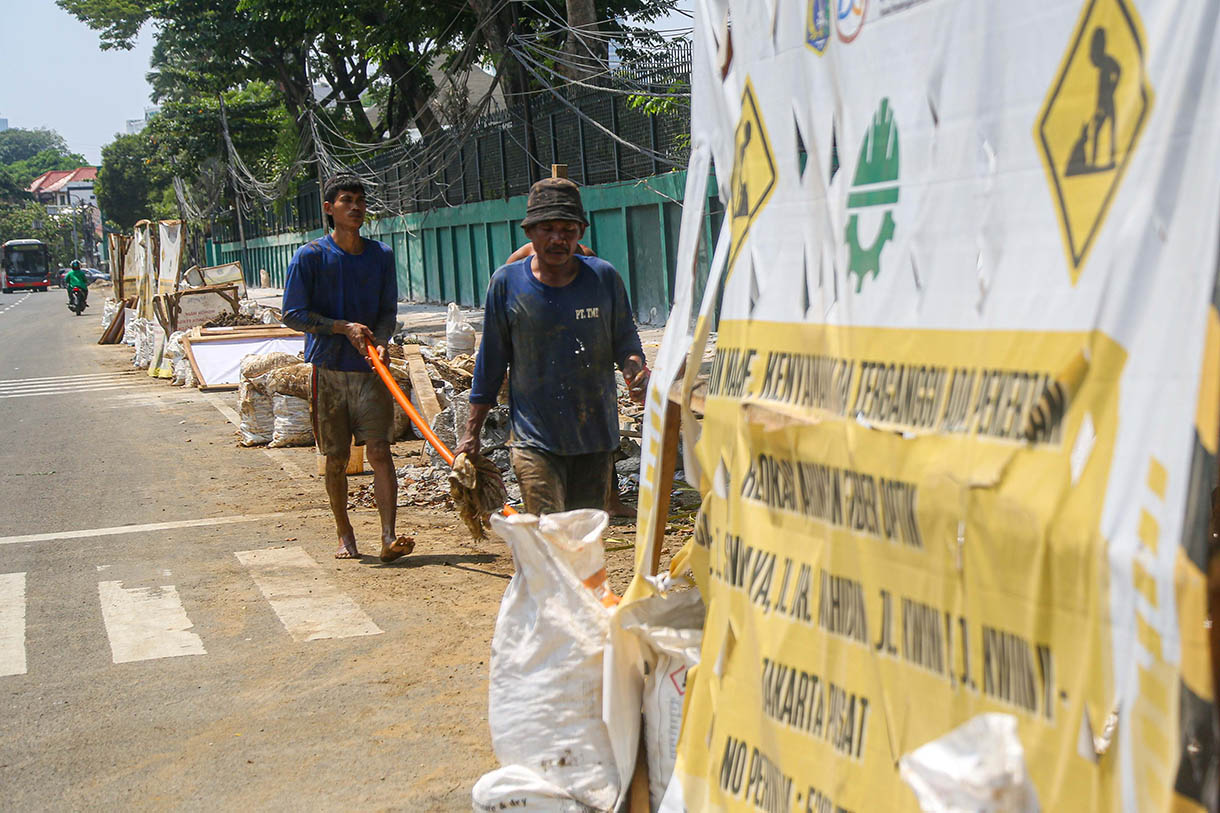 Aktivitas pekerja saat menyelesaikan proyek revitalisasi trotoar di sepanjang jalan Senen dan Kwini, Jakarta Pusat, Jumat (25/10/2024). (BeritaNasional.com/Oke Atmaja)