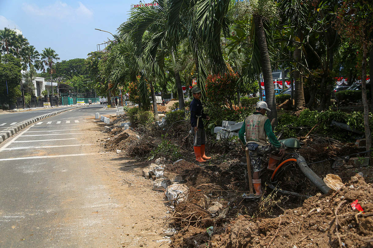 Aktivitas pekerja saat menyelesaikan proyek revitalisasi trotoar di sepanjang jalan Senen dan Kwini, Jakarta Pusat, Jumat (25/10/2024). (BeritaNasional.com/Oke Atmaja)