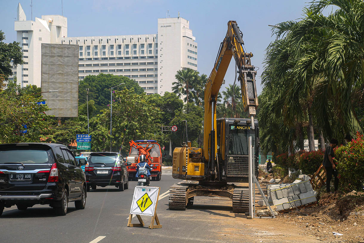 Aktivitas pekerja saat menyelesaikan proyek revitalisasi trotoar di sepanjang jalan Senen dan Kwini, Jakarta Pusat, Jumat (25/10/2024). (BeritaNasional.com/Oke Atmaja)