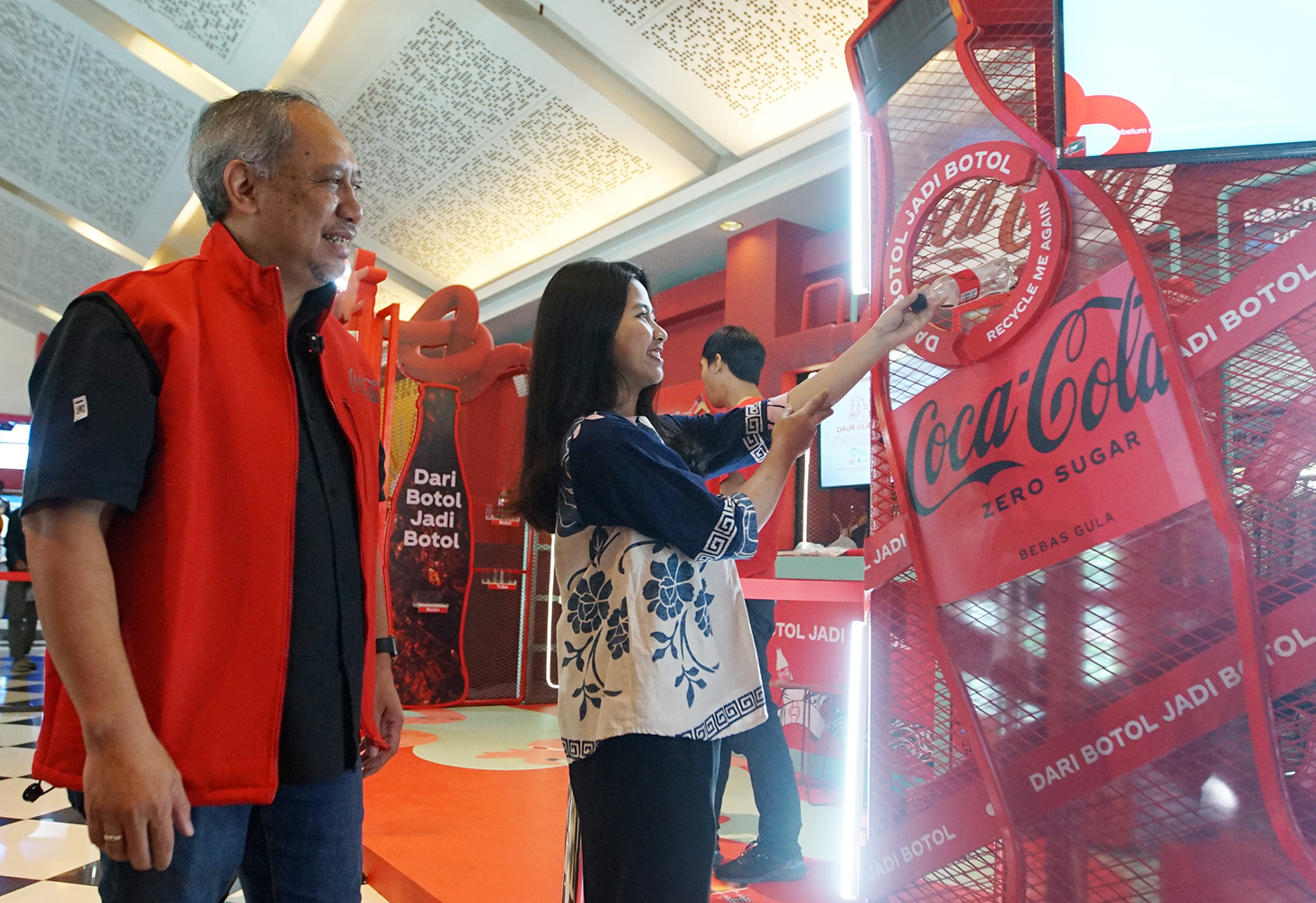 Senior Director Public Affairs Communications and Sustainibility (PACS), PT Coca Cola Indonesia Triyono Prijosoesilo berbincang dengan Pengunjung di stan Coca-Cola di area Pekan Raya Jakarta.(BeritaNasional.com/HO/Oke Atmaja)