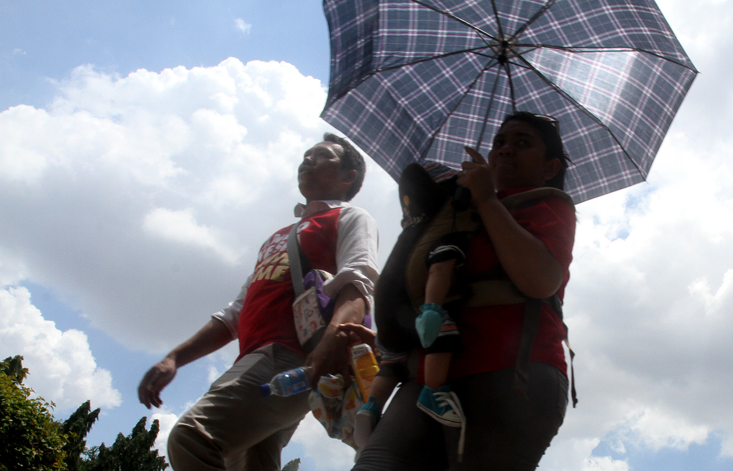 Warga berjalan di Monumen Nasional (Monas), Jakarta, Sabtu (18/5/2024).  (BeritaNasional.com/Oke Atmaja)