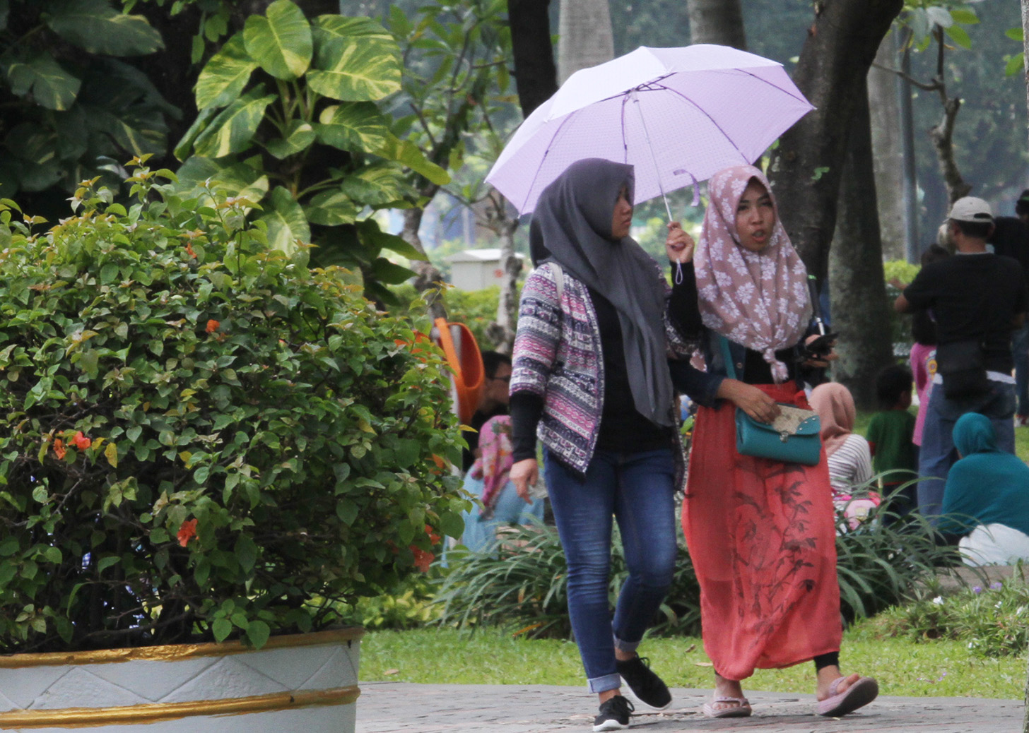 Warga berjalan di Monumen Nasional (Monas), Jakarta, Sabtu (18/5/2024).  (BeritaNasional.com/Oke Atmaja)