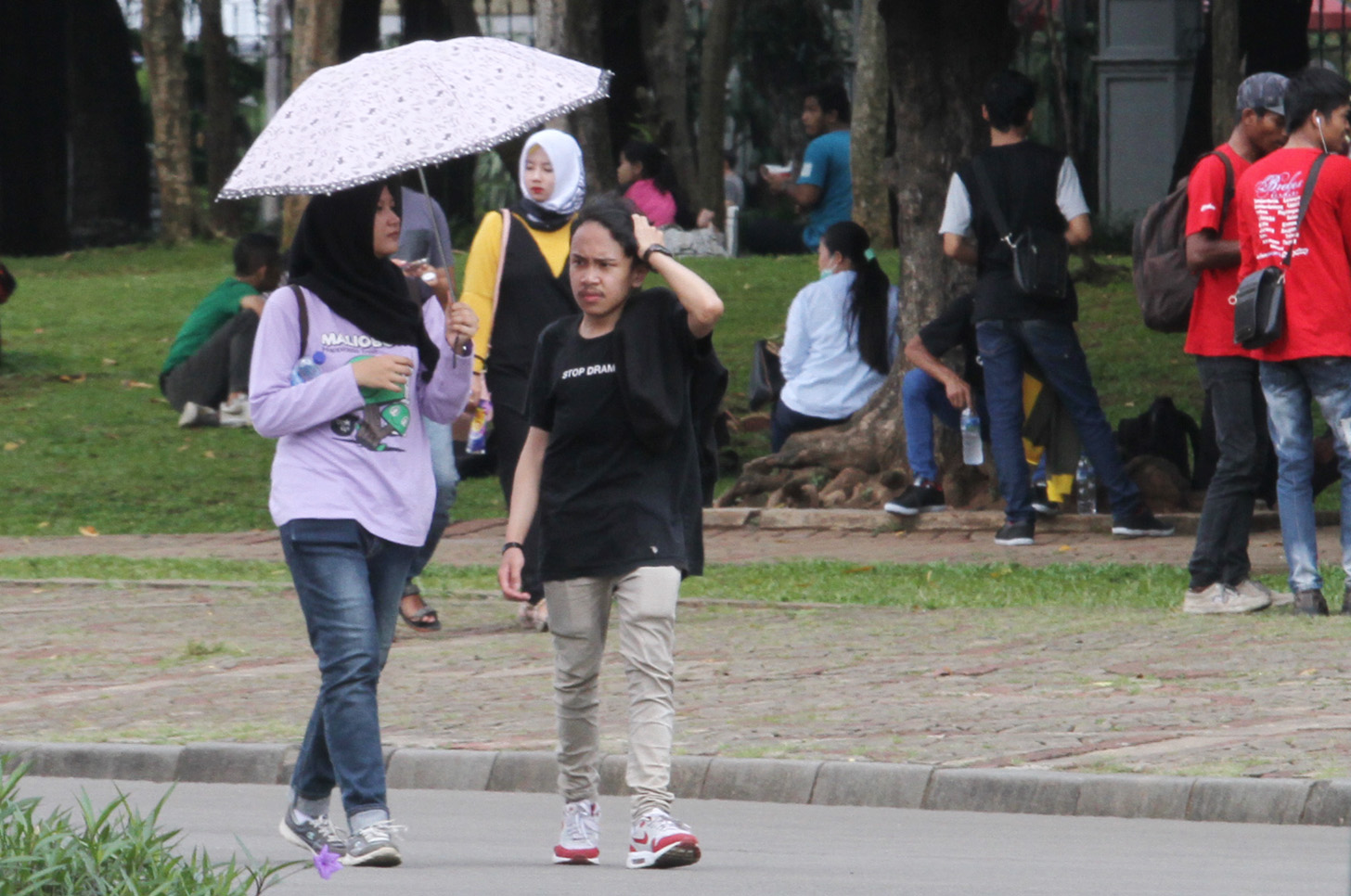 Warga berjalan di Monumen Nasional (Monas), Jakarta, Sabtu (18/5/2024).  (BeritaNasional.com/Oke Atmaja)