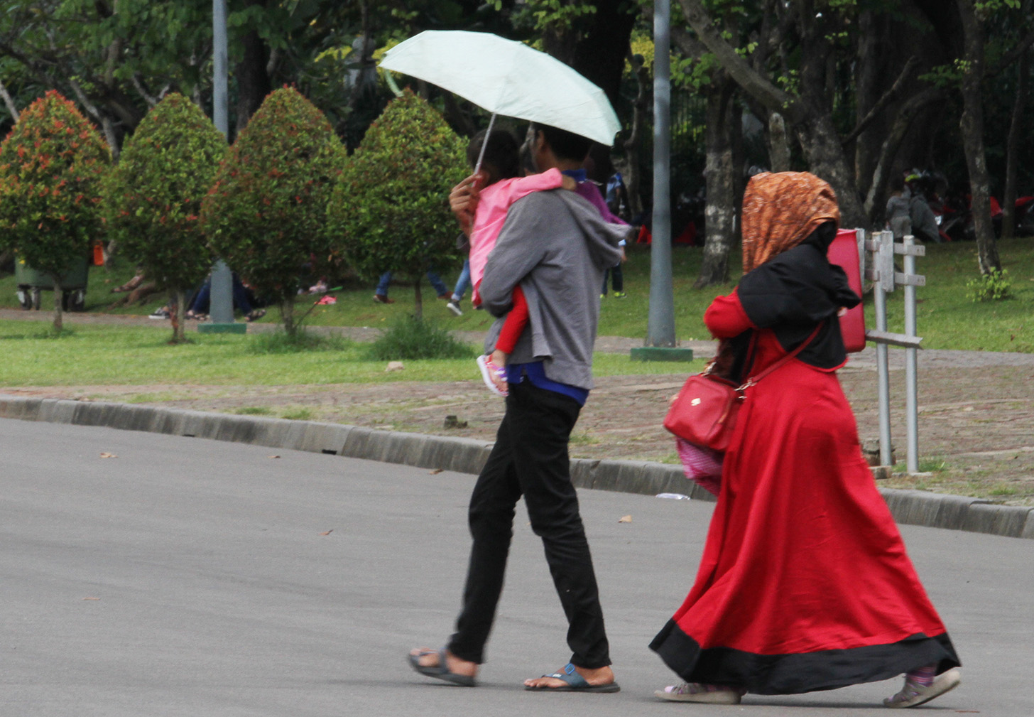 Warga berjalan di Monumen Nasional (Monas), Jakarta, Sabtu (18/5/2024).  (BeritaNasional.com/Oke Atmaja)