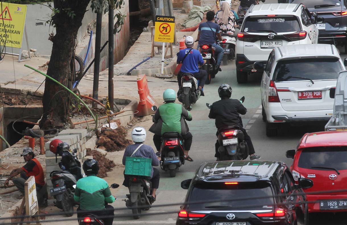 Sejumlah kendaraan terjebak macet di Jalan Saharjo, Jakarta, Sabtu (23/8/2025). (Beritanasional.com/Oke Atmaja)