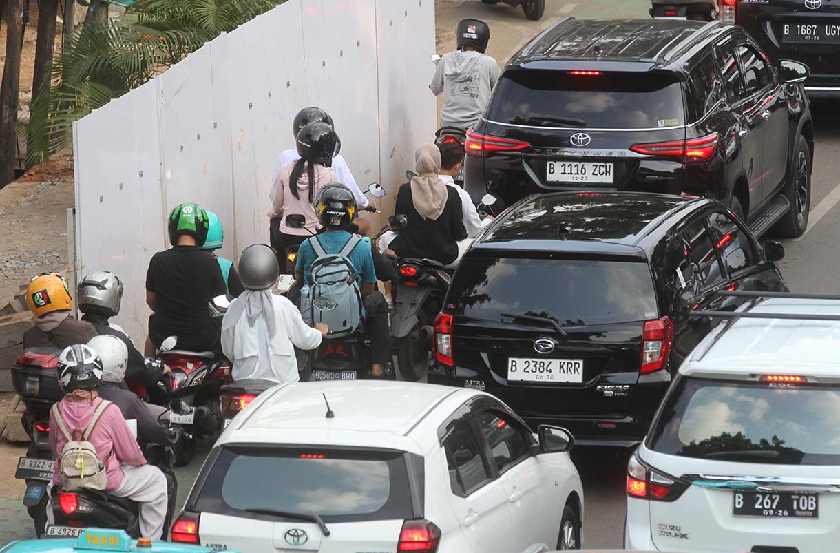 Sejumlah kendaraan terjebak macet di Jalan Saharjo, Jakarta, Sabtu (23/8/2025). (Beritanasional.com/Oke Atmaja)