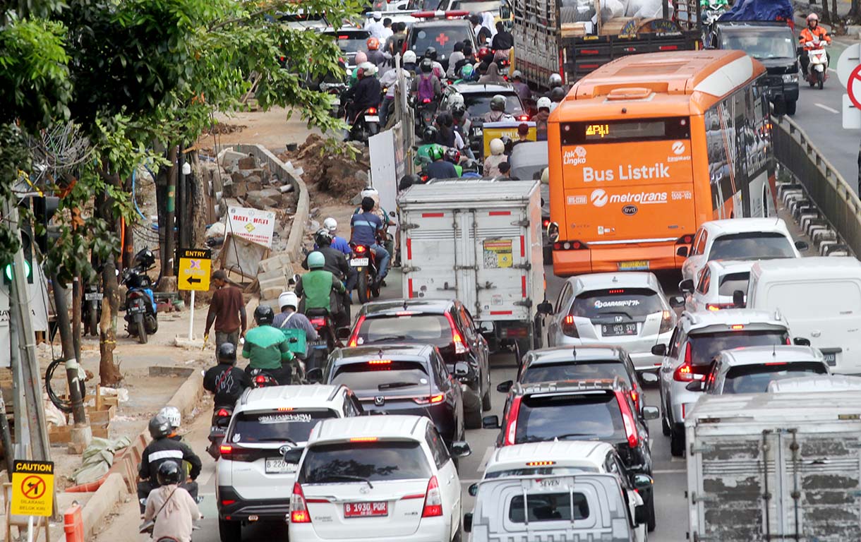 Sejumlah kendaraan terjebak macet di Jalan Saharjo, Jakarta, Sabtu (23/8/2025). (Beritanasional.com/Oke Atmaja)