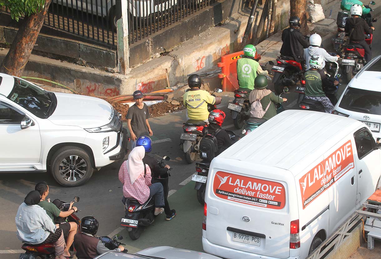 Sejumlah kendaraan terjebak macet di Jalan Saharjo, Jakarta, Sabtu (23/8/2025). (Beritanasional.com/Oke Atmaja)