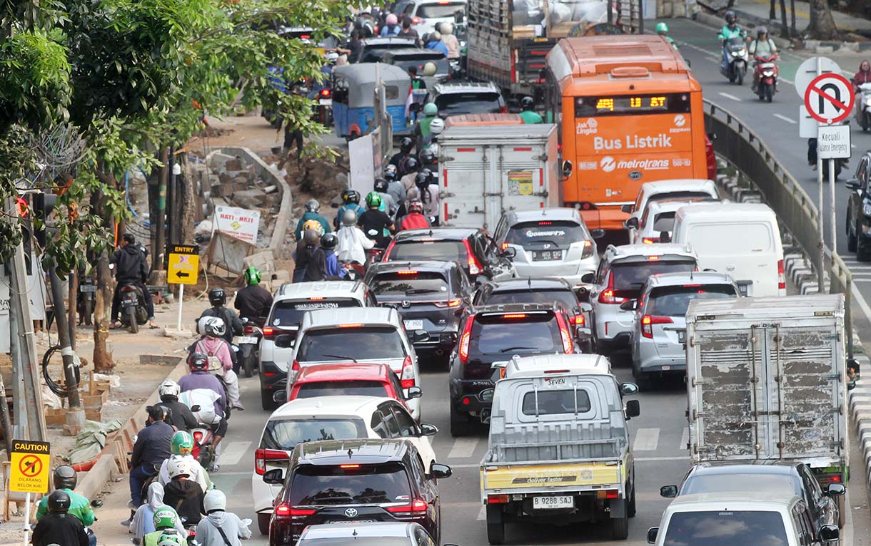 Sejumlah kendaraan terjebak macet di Jalan Saharjo, Jakarta, Sabtu (23/8/2025). (Beritanasional.com/Oke Atmaja)