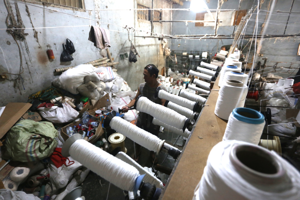 Aktivitas pekerja memintal benang sebagai bahan baku tekstil di Karta Ajies Garment, Kebayoran Lama, Jakarta Selatan, Kamis (16/4/2026). (Beritaasional.com/Oke Atmaja)