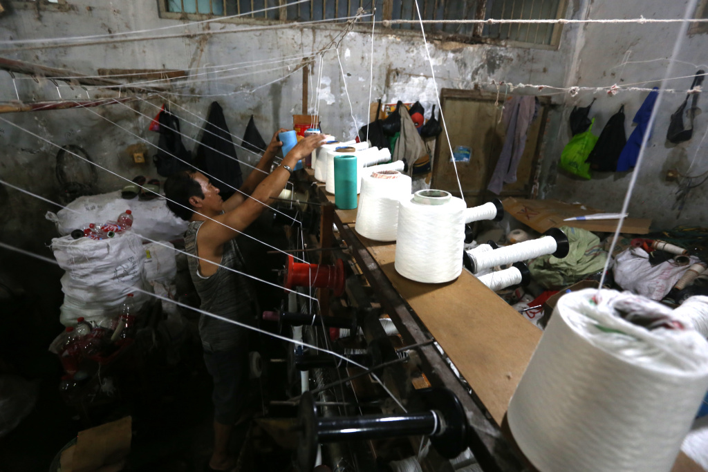 Aktivitas pekerja memintal benang sebagai bahan baku tekstil di Karta Ajies Garment, Kebayoran Lama, Jakarta Selatan, Kamis (16/4/2026). (Beritaasional.com/Oke Atmaja)