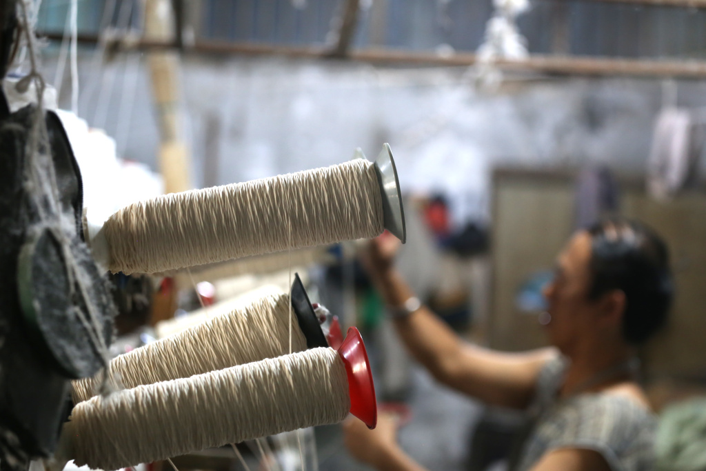 Aktivitas pekerja memintal benang sebagai bahan baku tekstil di Karta Ajies Garment, Kebayoran Lama, Jakarta Selatan, Kamis (16/4/2026). (Beritaasional.com/Oke Atmaja)