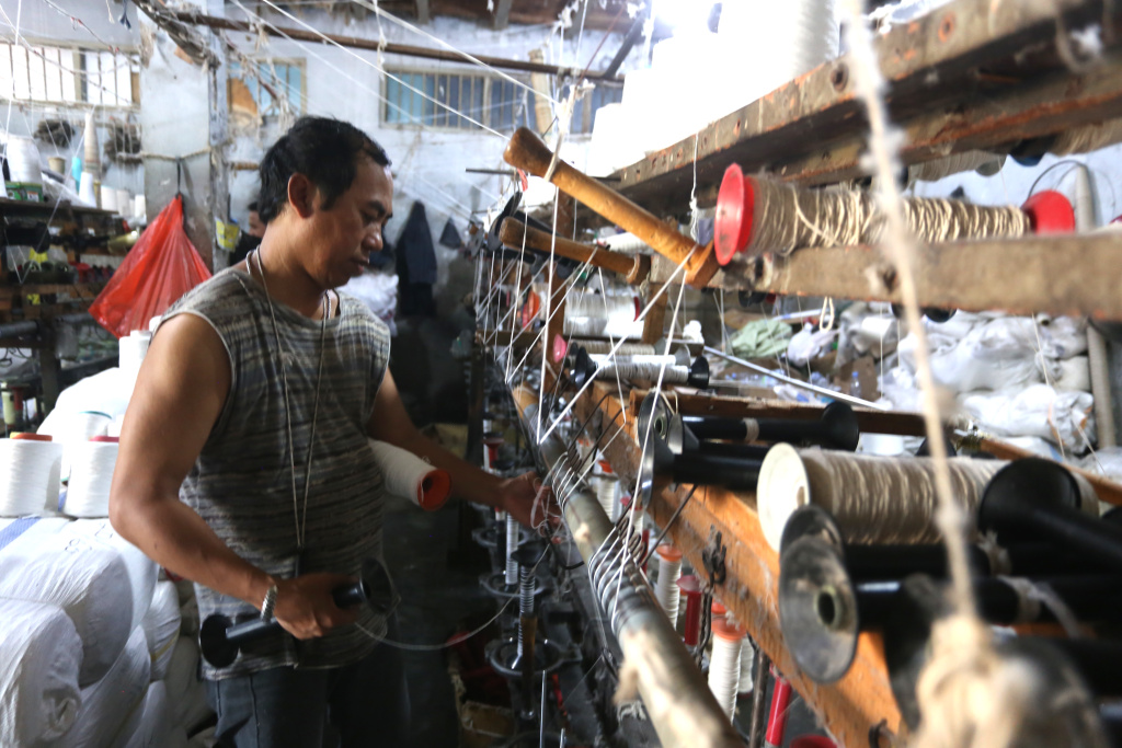 Aktivitas pekerja memintal benang sebagai bahan baku tekstil di Karta Ajies Garment, Kebayoran Lama, Jakarta Selatan, Kamis (16/4/2026). (Beritaasional.com/Oke Atmaja)