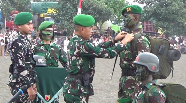 Danrindam V/Brawijaya Brigjen TNI Mukhamad Albar melaksanakan upacara pembaretan dan penyematan Brevet Yudha Wastu Pramuka bagi prajurit infanteri. (BeritaNasional/Elvis/HO Dispenad)