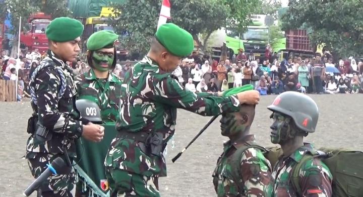 Danrindam V/Brawijaya Brigjen TNI Mukhamad Albar melaksanakan upacara pembaretan dan penyematan Brevet Yudha Wastu Pramuka bagi prajurit infanteri. (BeritaNasional/Elvis/HO Dispenad)