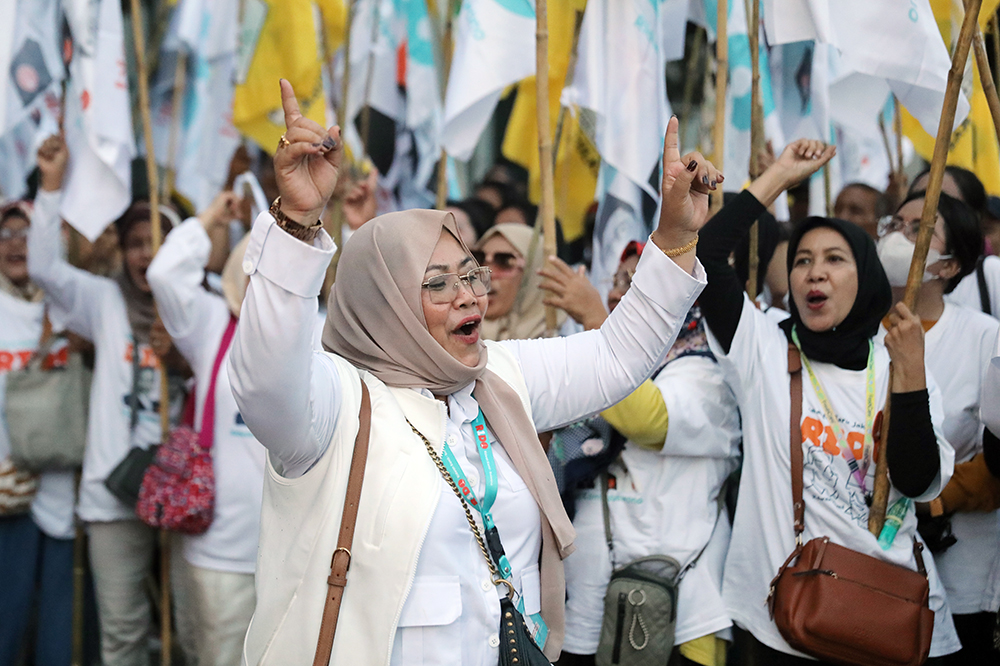 Relwan Gerakan Muda Jakarta (GMJ) bersama Relawan Pejuang Pengusaha Bersatu gelar makanan, cukur gratis. (BeritaNasdional/Tim Rido/Elvis Sendouw)