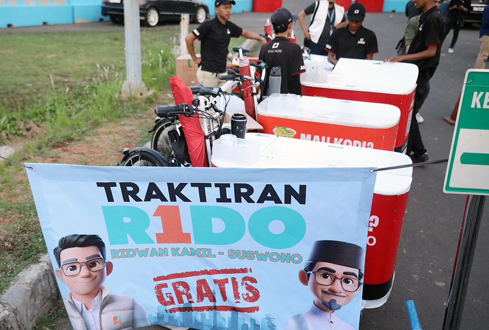 Relwan Gerakan Muda Jakarta (GMJ) bersama Relawan Pejuang Pengusaha Bersatu gelar makanan, cukur gratis. (BeritaNasdional/Tim Rido/Elvis Sendouw)