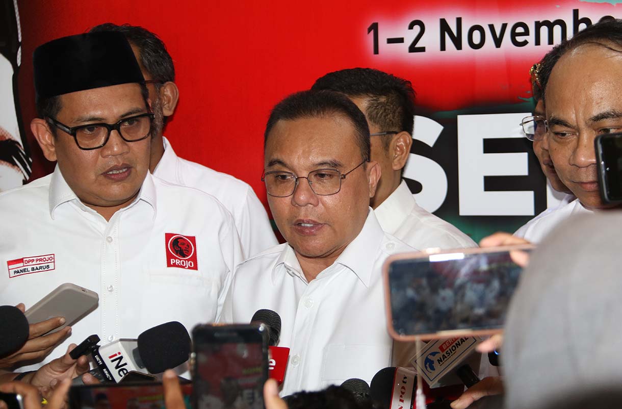 Bendahara Umum Projo Panel Barus, Wakil Ketua DPR Sufmi Dasco, Ketum Projo Budi Arie memberikan keteranan pers saat Kongres Ketiga Projo di Hotel Grand Sahid Jakarta, Sabtu (1/1/2025). (Beritanasional.com/Oke Atmaja)