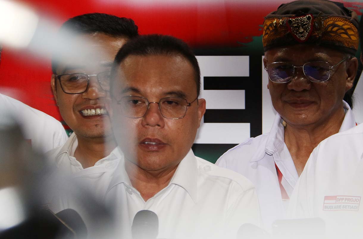 Bendahara Umum Projo Panel Barus, Wakil Ketua DPR Sufmi Dasco, Ketum Projo Budi Arie memberikan keteranan pers saat Kongres Ketiga Projo di Hotel Grand Sahid Jakarta, Sabtu (1/1/2025). (Beritanasional.com/Oke Atmaja)