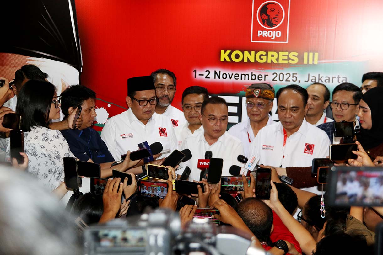 Bendahara Umum Projo Panel Barus, Wakil Ketua DPR Sufmi Dasco, Ketum Projo Budi Arie memberikan keteranan pers saat Kongres Ketiga Projo di Hotel Grand Sahid Jakarta, Sabtu (1/1/2025). (Beritanasional.com/Oke Atmaja)