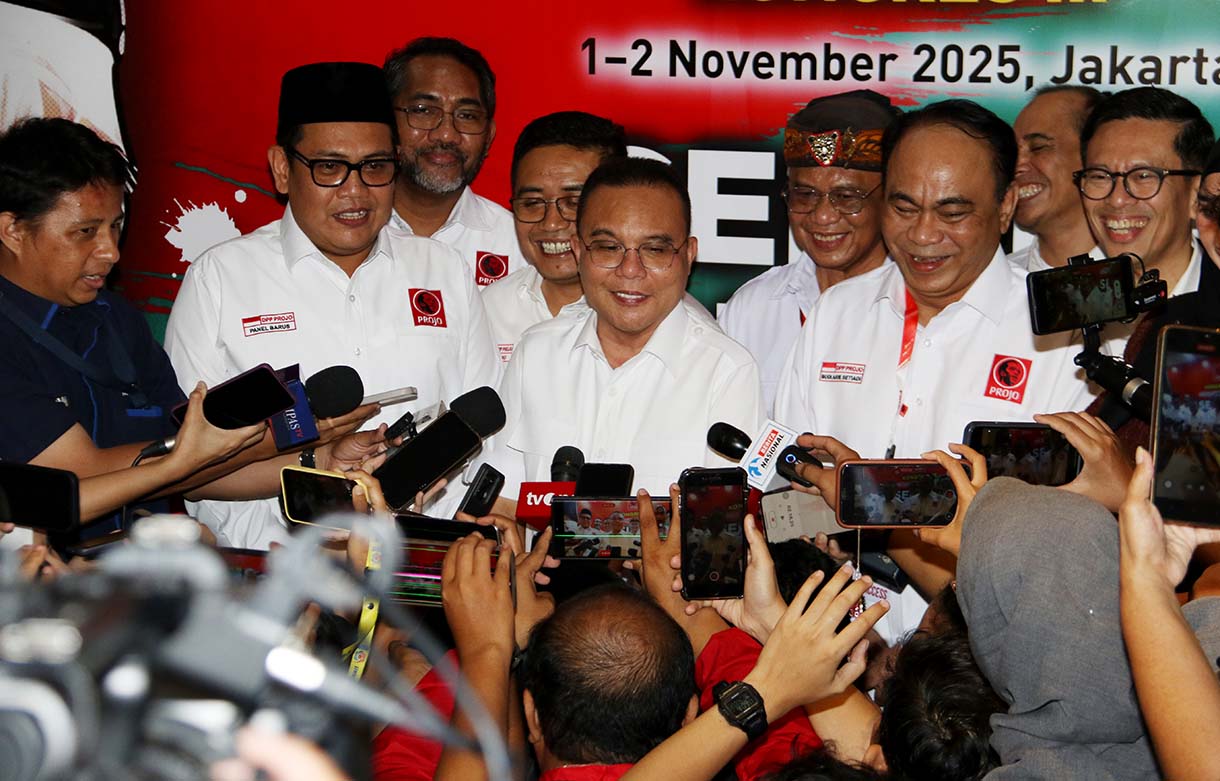 Bendahara Umum Projo Panel Barus, Wakil Ketua DPR Sufmi Dasco, Ketum Projo Budi Arie memberikan keteranan pers saat Kongres Ketiga Projo di Hotel Grand Sahid Jakarta, Sabtu (1/1/2025). (Beritanasional.com/Oke Atmaja)