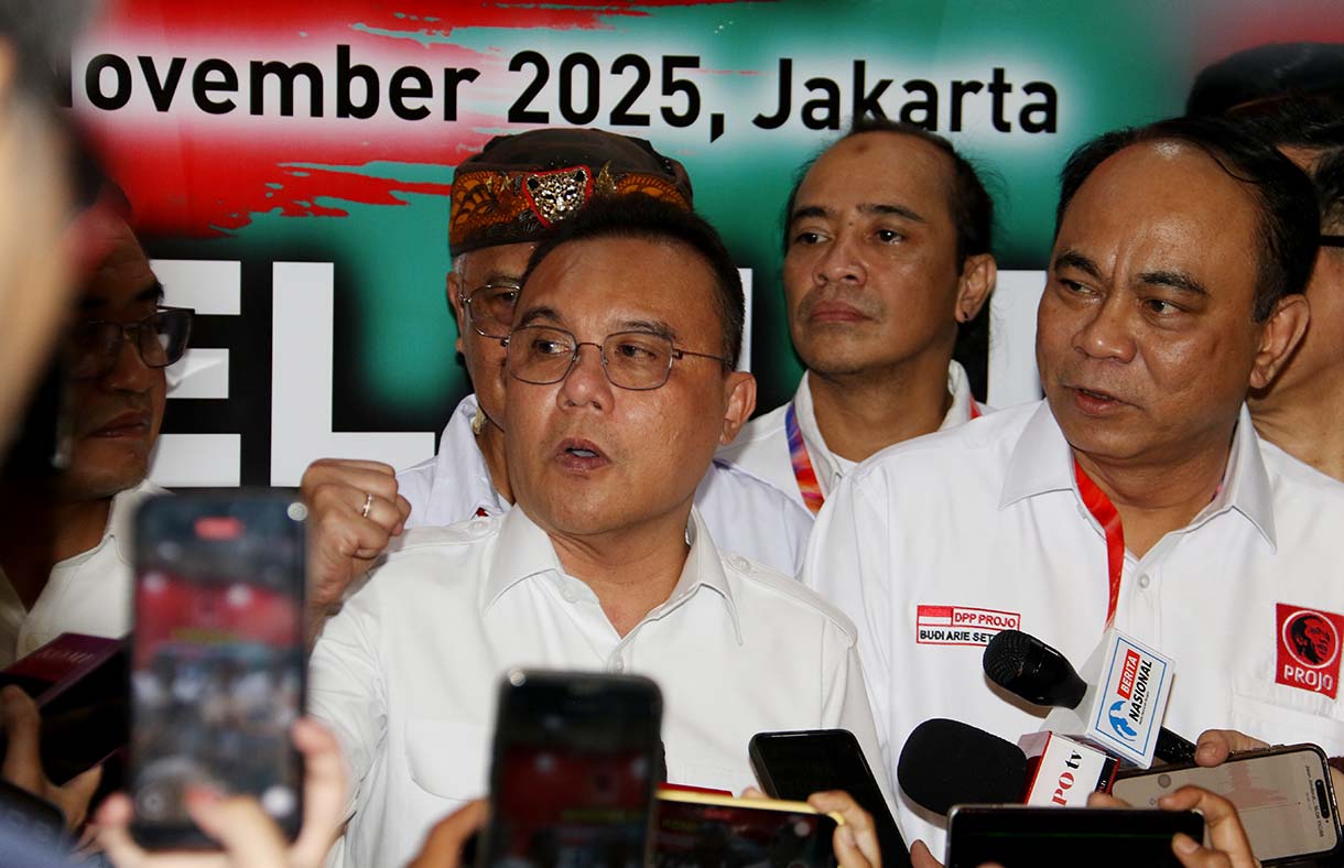 Bendahara Umum Projo Panel Barus, Wakil Ketua DPR Sufmi Dasco, Ketum Projo Budi Arie memberikan keteranan pers saat Kongres Ketiga Projo di Hotel Grand Sahid Jakarta, Sabtu (1/1/2025). (Beritanasional.com/Oke Atmaja)