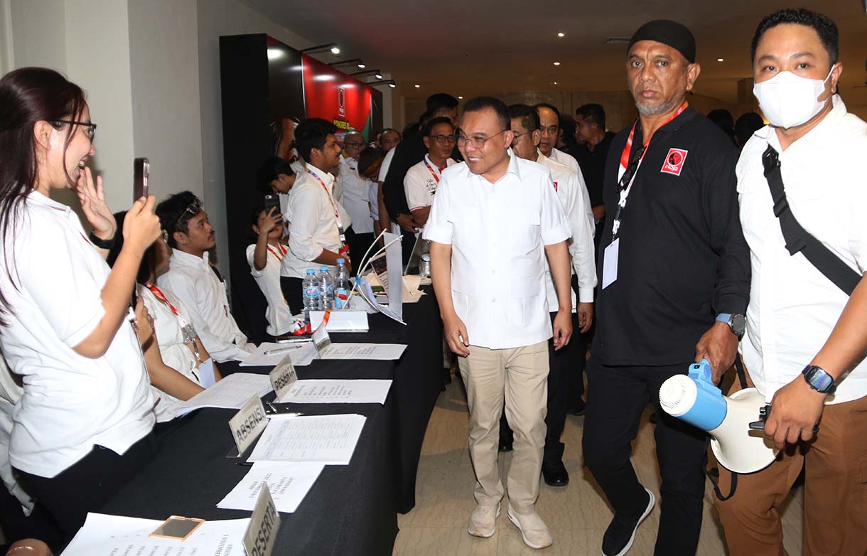 Bendahara Umum Projo Panel Barus, Wakil Ketua DPR Sufmi Dasco, Ketum Projo Budi Arie memberikan keteranan pers saat Kongres Ketiga Projo di Hotel Grand Sahid Jakarta, Sabtu (1/1/2025). (Beritanasional.com/Oke Atmaja)