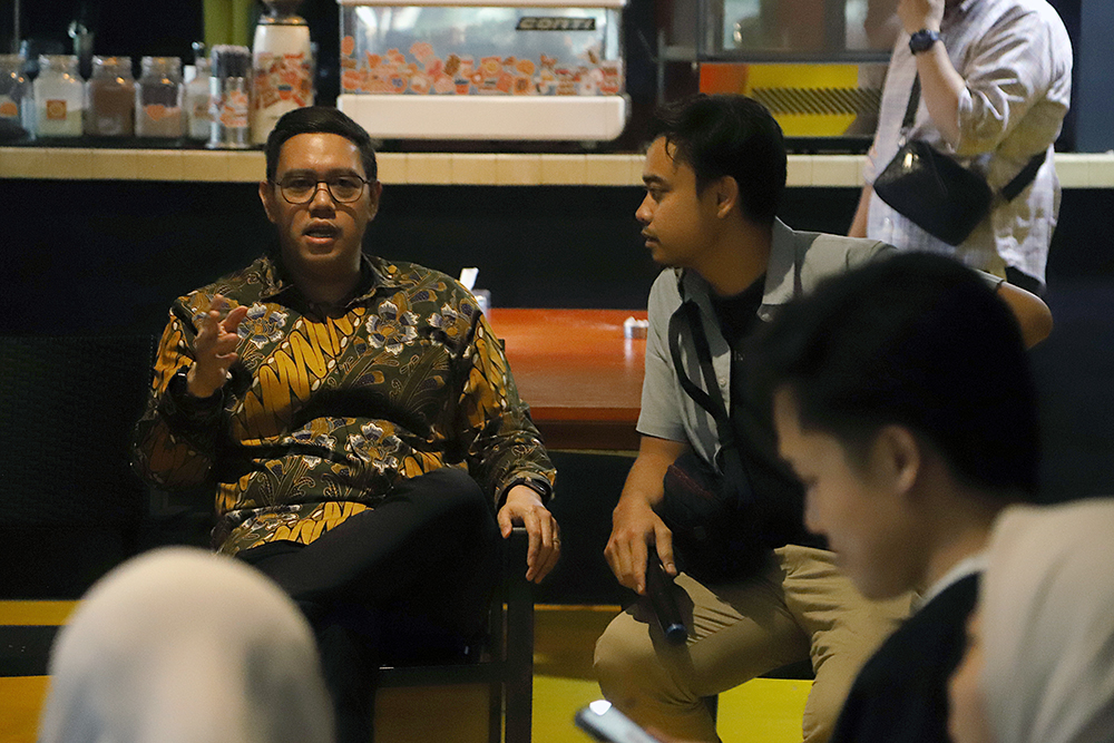 Wakil Ketua Komisi I DPR RI, Dave Laksono, memberikan penjelasan kepada wartawan terkait perkembangan situasi nasional dan global. (BeritaNasional/Elvis Sendouw)