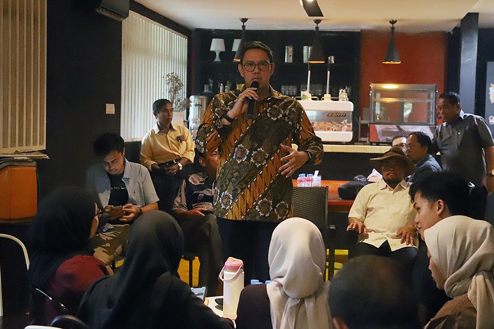 Wakil Ketua Komisi I DPR RI, Dave Laksono, memberikan penjelasan kepada wartawan terkait perkembangan situasi nasional dan global. (BeritaNasional/Elvis Sendouw)