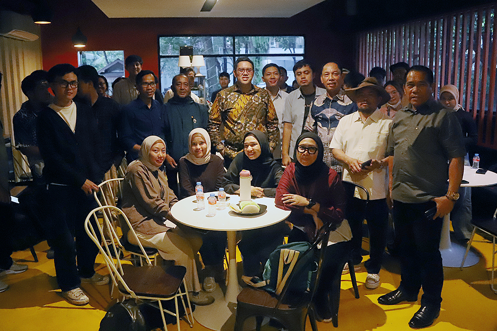 Wakil Ketua Komisi I DPR RI, Dave Laksono, memberikan penjelasan kepada wartawan terkait perkembangan situasi nasional dan global. (BeritaNasional/Elvis Sendouw)