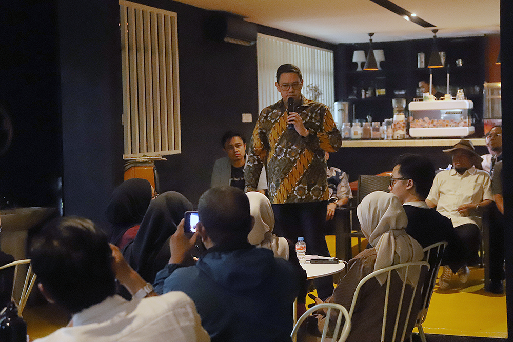 Wakil Ketua Komisi I DPR RI, Dave Laksono, memberikan penjelasan kepada wartawan terkait perkembangan situasi nasional dan global. (BeritaNasional/Elvis Sendouw)