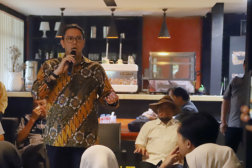 Wakil Ketua Komisi I DPR RI, Dave Laksono, memberikan penjelasan kepada wartawan terkait perkembangan situasi nasional dan global. (BeritaNasional/Elvis Sendouw)