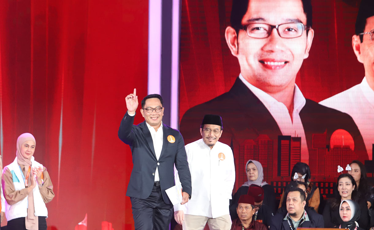 Calon gubernur dan wakil gubernur DKI Jakarta nomor urut 1 Ridwan Kamil (kiri) dan Suswono (kanan) menyampaikan visi misi pada debat ketiga pasangan Calon Gubernur dan Wakil Gubernur DKI Jakarta tahun 2024 di Hotel Sultan, Jakarta, Minggu (17/11/2024). (BeritaNasional.com/Oke Atmaja)