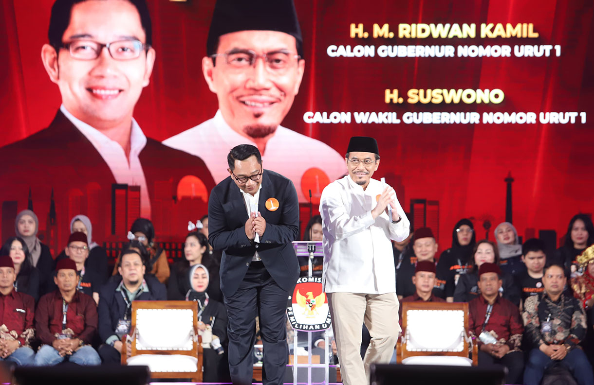 Calon gubernur dan wakil gubernur DKI Jakarta nomor urut 1 Ridwan Kamil (kiri) dan Suswono (kanan) menyampaikan visi misi pada debat ketiga pasangan Calon Gubernur dan Wakil Gubernur DKI Jakarta tahun 2024 di Hotel Sultan, Jakarta, Minggu (17/11/2024). (BeritaNasional.com/Oke Atmaja)