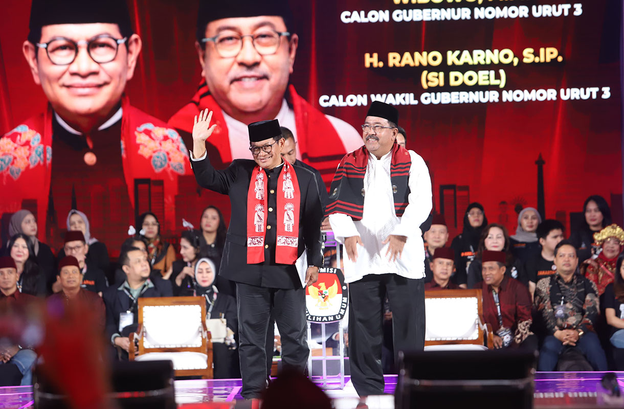 Calon gubernur dan wakil gubernur DKI Jakarta nomor urut 1 Ridwan Kamil (kiri) dan Suswono (kanan) menyampaikan visi misi pada debat ketiga pasangan Calon Gubernur dan Wakil Gubernur DKI Jakarta tahun 2024 di Hotel Sultan, Jakarta, Minggu (17/11/2024). (BeritaNasional.com/Oke Atmaja)