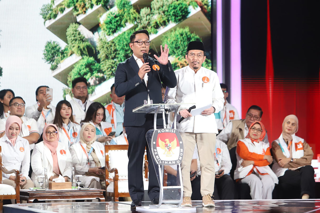 Calon gubernur dan wakil gubernur DKI Jakarta nomor urut 1 Ridwan Kamil (kiri) dan Suswono (kanan) menyampaikan visi misi pada debat ketiga pasangan Calon Gubernur dan Wakil Gubernur DKI Jakarta tahun 2024 di Hotel Sultan, Jakarta, Minggu (17/11/2024). (BeritaNasional.com/Oke Atmaja)