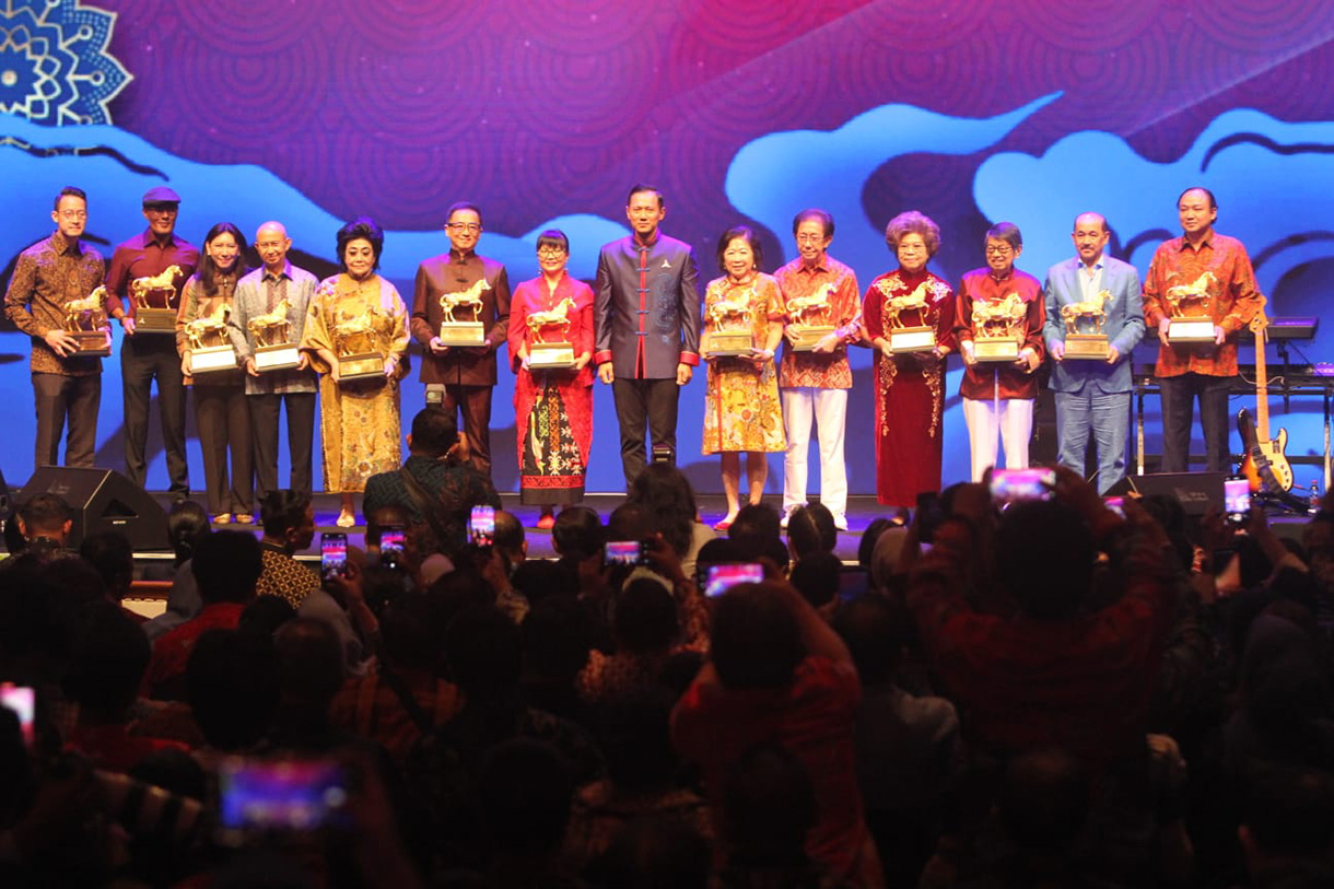 Ketua Umum Partai Demokrat Agus Harimurti Yudhoyono (kiri) memberikan penghargaan kepada Stafsus Menhan Bidang Komunikasi dan Publik Deddy Corbuzier saat Perayaan Imlek Nasional bertema Harmoni Nusantara di Djakarta Theater, Jakarta, Rabu (18/2/2026).(Beritanasional.com/Oke Atmaja)
