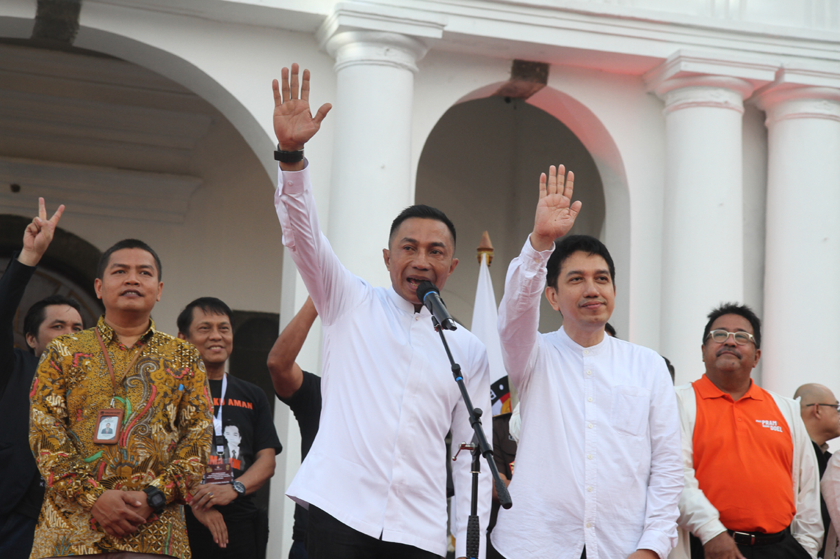 Seluruh pasangan calon gubernur dan calon wakil gubernur untuk Pilkada Jakarta 2024 bersama Ketua KPUD Jakarta Wahyu Dinata, Bawaslu, dan perwakilan partai politik berpose dalam Deklarasi Kampanye Damai Pilkada Jakarta di Lapangan Fatahillah, Kota Tua, Jakarta Barat, Selasa (24/9/2024). (BeritaNasional.com/ho/ Oke Atmaja)