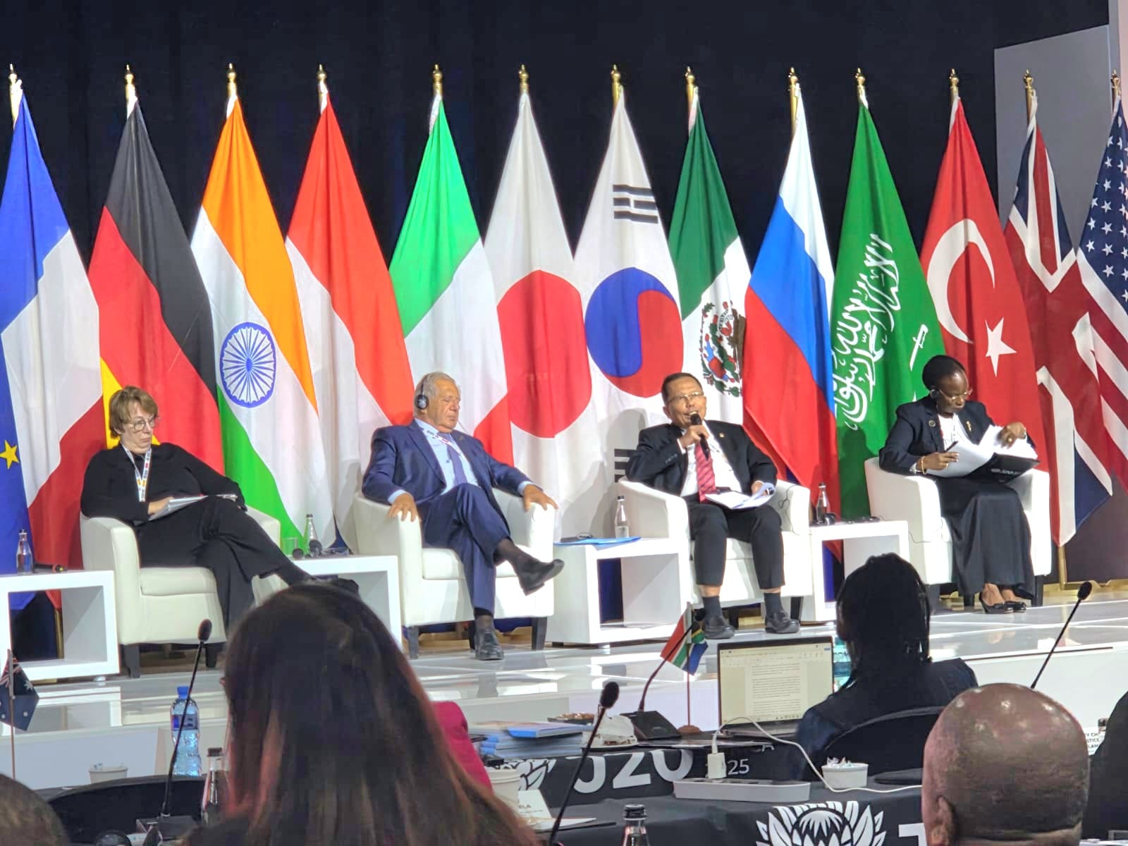 Delegasi Mahkamah Konstitusi RI Hadiri J20 Summit Delegasi Mahkamah Konstitusi Republik Indonesia (MKRI) hadir memenuhi undangan untuk menghadiri J20 Summit. (BeritaNasional/Elvis Sendouw/HO MKPI
