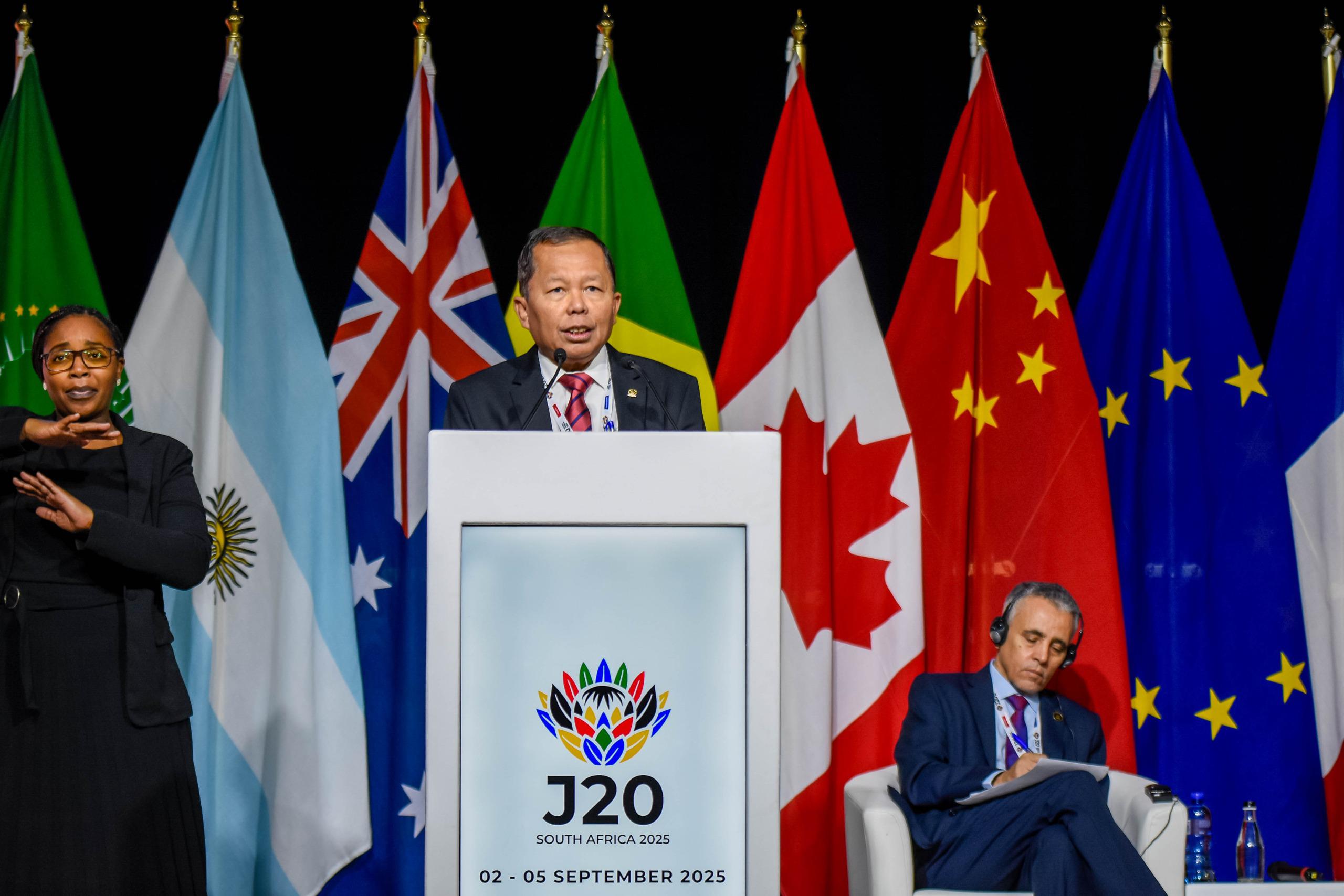Delegasi Mahkamah Konstitusi RI Hadiri J20 Summit Delegasi Mahkamah Konstitusi Republik Indonesia (MKRI) hadir memenuhi undangan untuk menghadiri J20 Summit. (BeritaNasional/Elvis Sendouw/HO MKPI